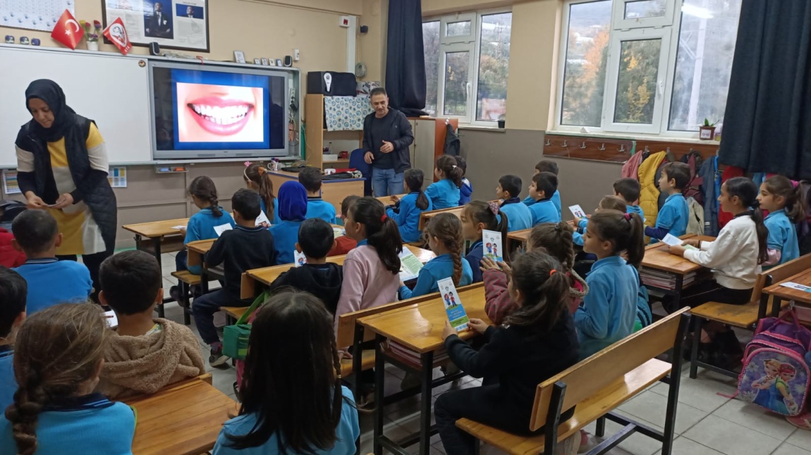 Kumluca İlçe Sağlık Müdürlüğü tarafından okulumuz öğrencilerine yönelik 'Ağız ve Diş Sağlığı' eğitimi verildi.
